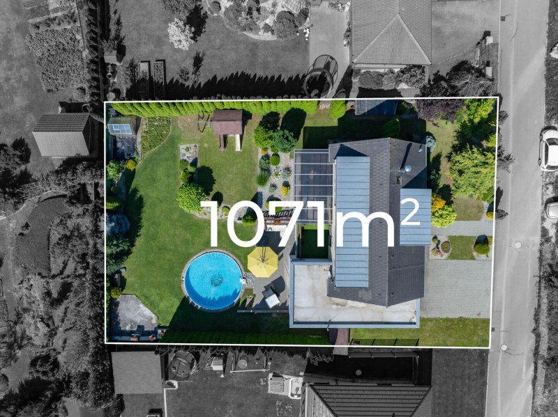 Prodej, rodinný dům s krásnou zahradou, bazénem, terasa, dvojgaráž, pozemek 1071 m2 v obci Slatinky