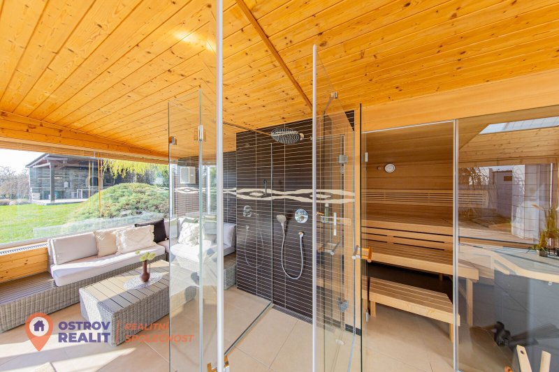 Prodej, rodinný dům s wellness, jezírkem, pozemek 1034 m2, Šternberk